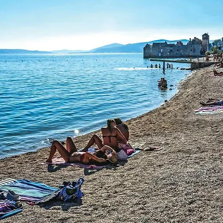 Holiday Kastel Gomilica 92 With Outdoor Swimmingpool Casa de Férias Kaštela