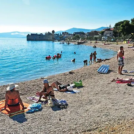 Casa de Férias Holiday Kastel Gomilica 92 With Outdoor Swimmingpool *
