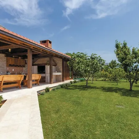 Holiday Kastel Gomilica 92 With Outdoor Swimmingpool * Kaštela
