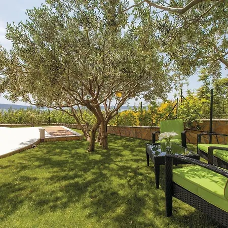 Casa de Férias Holiday Kastel Gomilica 92 With Outdoor Swimmingpool