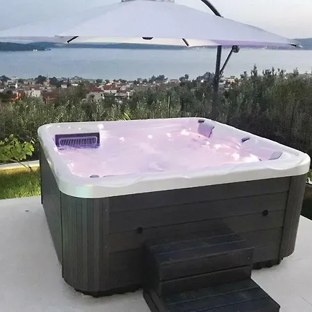 Casa de Férias Holiday Kastel Gomilica 92 With Outdoor Swimmingpool